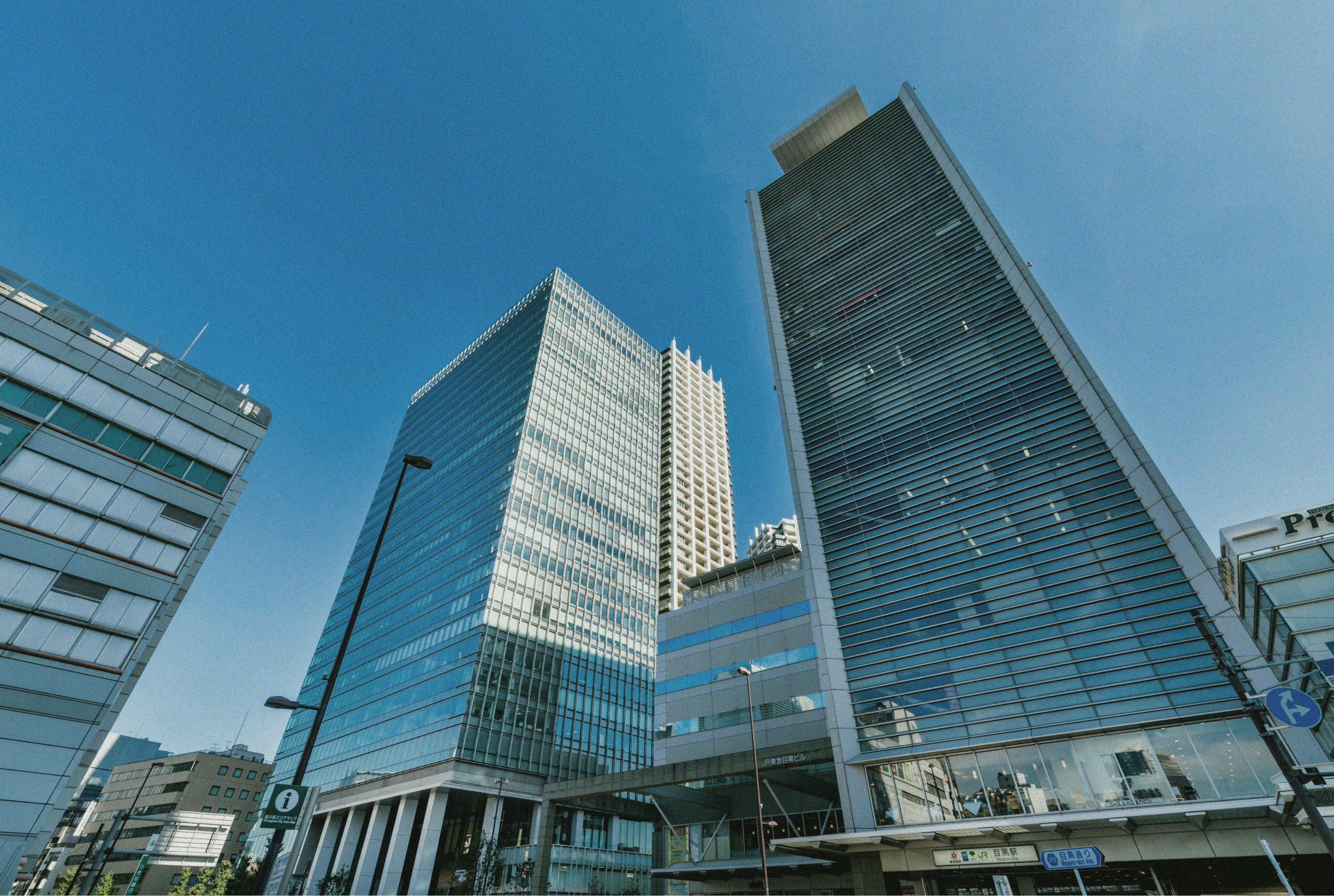 都市に建つオフィスビル